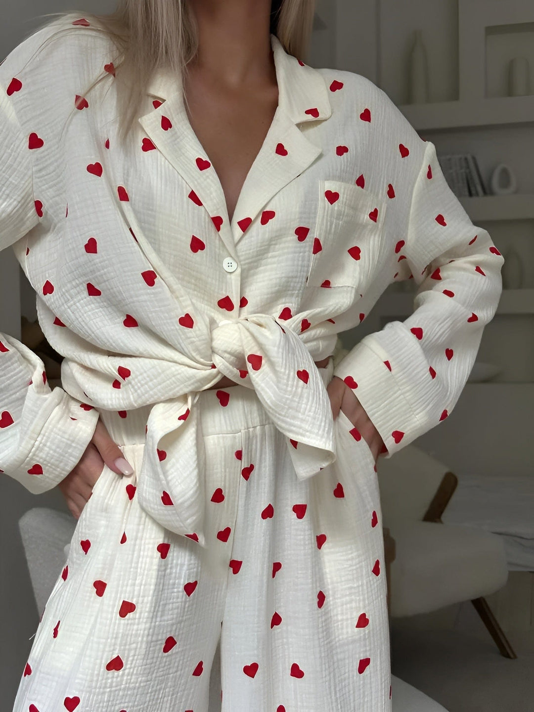 "Stijlvolle Elara pyjama set voor dames, zacht katoen met hartjesprint, ideaal voor comfortabel slapen en loungen."