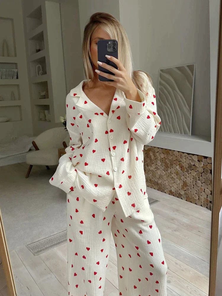 "Stijlvolle Elara pyjama set voor dames, zacht katoen met hartjesprint, ideaal voor comfortabel slapen en loungen."