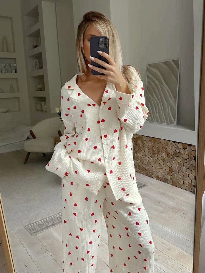 "Stijlvolle Elara pyjama set voor dames, zacht katoen met hartjesprint, ideaal voor comfortabel slapen en loungen."