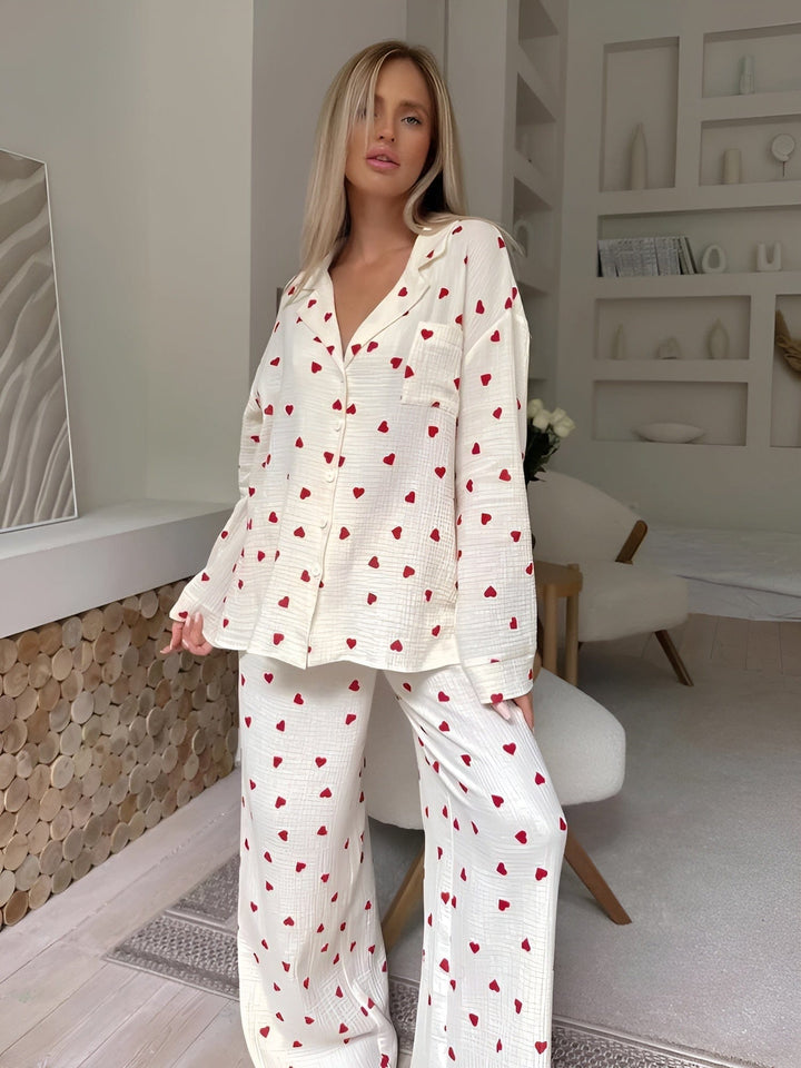 "Stijlvolle Elara pyjama set voor dames, zacht katoen met hartjesprint, ideaal voor comfortabel slapen en loungen."
