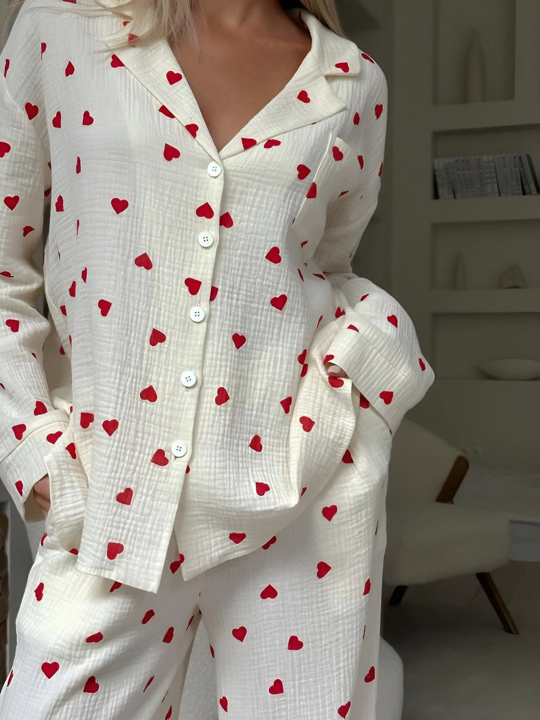 "Stijlvolle Elara pyjama set voor dames, zacht katoen met hartjesprint, ideaal voor comfortabel slapen en loungen."