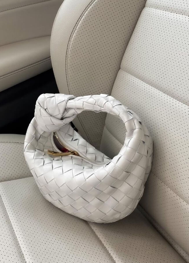 "Stijlvolle geweven mini tas met rijke texturen, handgemaakt vakmanschap, ideaal als veelzijdig accessoire voor vrouwen."
