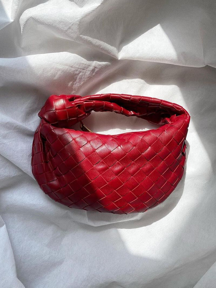 "Stijlvolle geweven mini tas met rijke texturen, handgemaakt vakmanschap, ideaal als veelzijdig accessoire voor vrouwen."