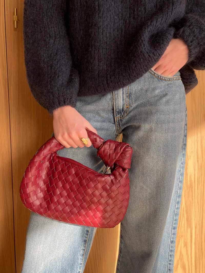 "Stijlvolle geweven mini tas met rijke texturen, handgemaakt vakmanschap, ideaal als veelzijdig accessoire voor vrouwen."
