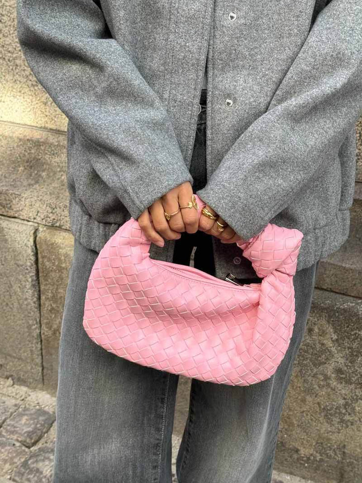 "Stijlvolle geweven mini tas met rijke texturen, handgemaakt vakmanschap, ideaal als veelzijdig accessoire voor vrouwen."