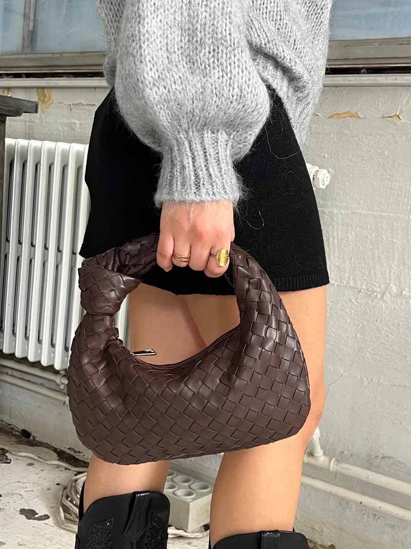 "Stijlvolle geweven mini tas met rijke texturen, handgemaakt vakmanschap, ideaal als veelzijdig accessoire voor vrouwen."