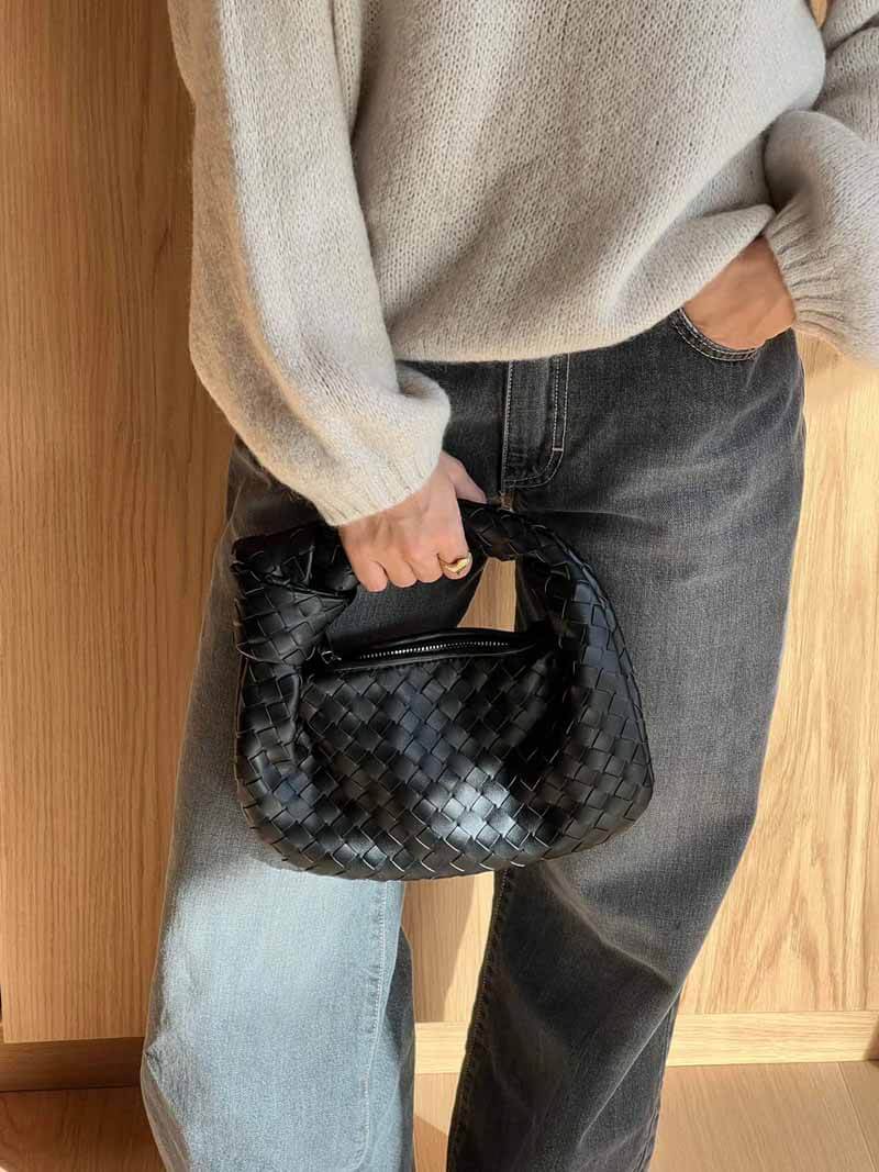 "Stijlvolle geweven mini tas met rijke texturen, handgemaakt vakmanschap, ideaal als veelzijdig accessoire voor vrouwen."