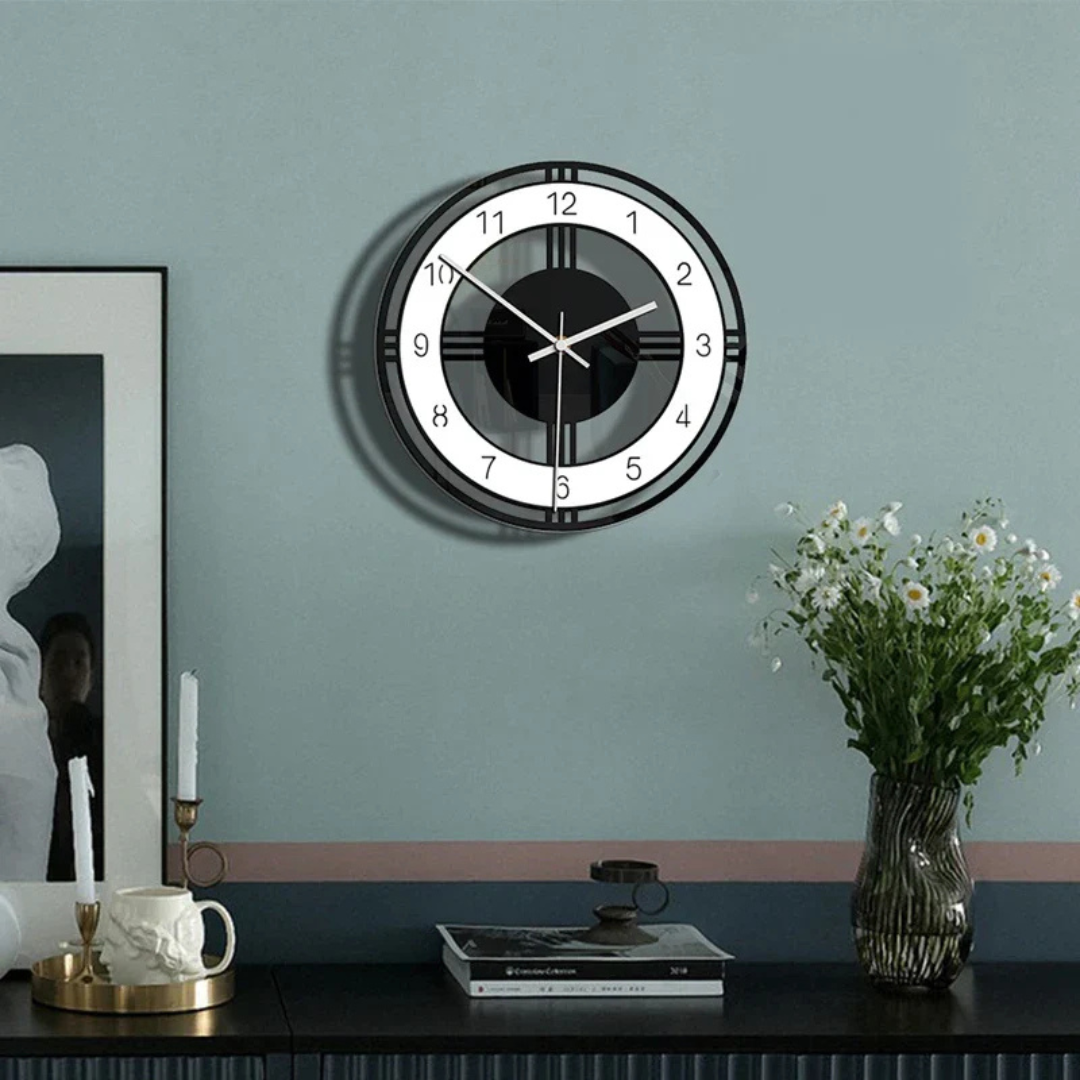"Stijlvolle grote wandklok met modern design, zwarte en witte kleur, grote wijzers, geruisloos quartz mechanisme."