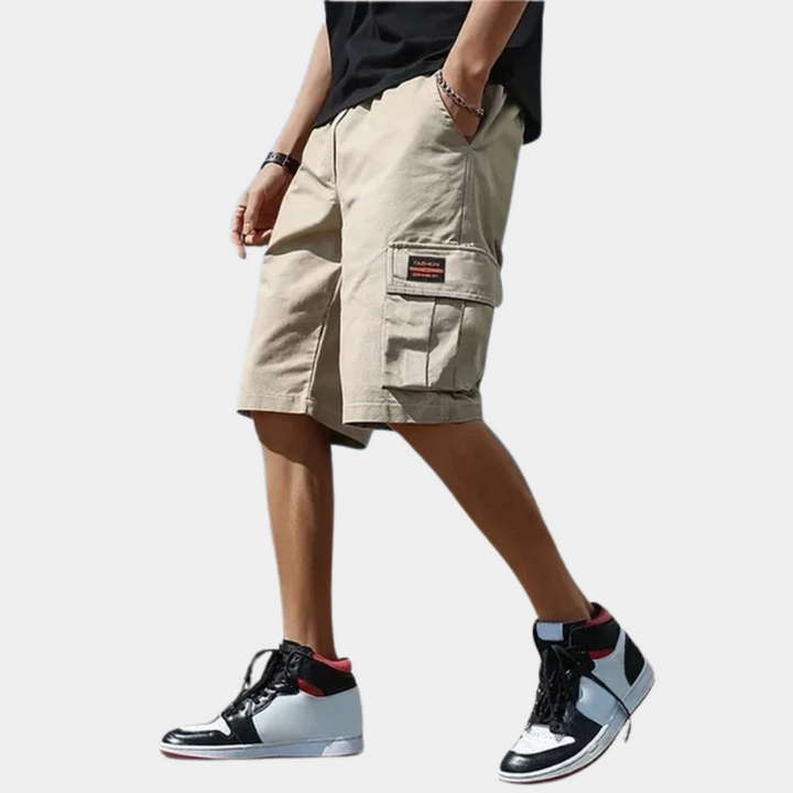 "Stijlvolle heren cargo shorts in grijs, khaki en zwart met praktische zakken, ideaal voor comfort en casual stijl."
