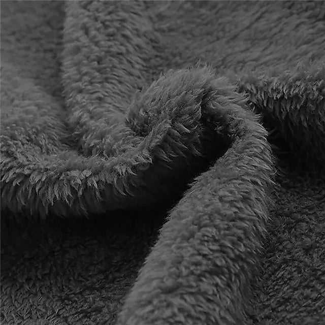 "Stijlvolle heren winterjas, blauw met stevige ritssluiting en verstelbare capuchon voor comfort en bescherming tegen de kou.