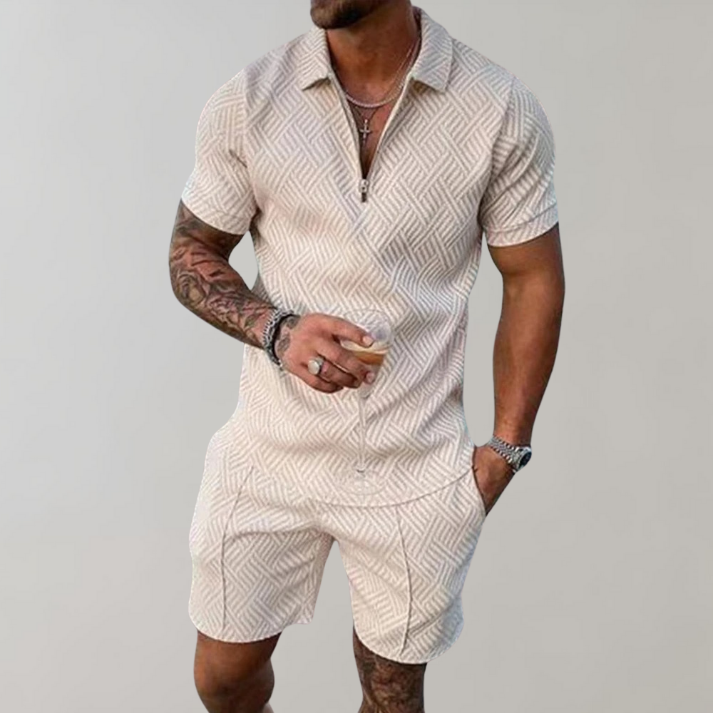 "Stijlvolle heren zomerset met blauwe polo en beige korte broek, ideaal voor warme dagen en casual uitjes"