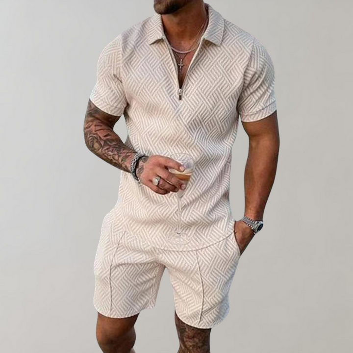 "Stijlvolle heren zomerset met blauwe polo en beige korte broek, ideaal voor warme dagen en casual uitjes"