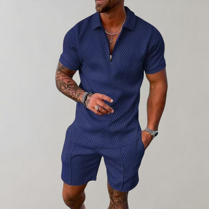 "Stijlvolle heren zomerset met blauwe polo en beige korte broek, ideaal voor warme dagen en casual uitjes"