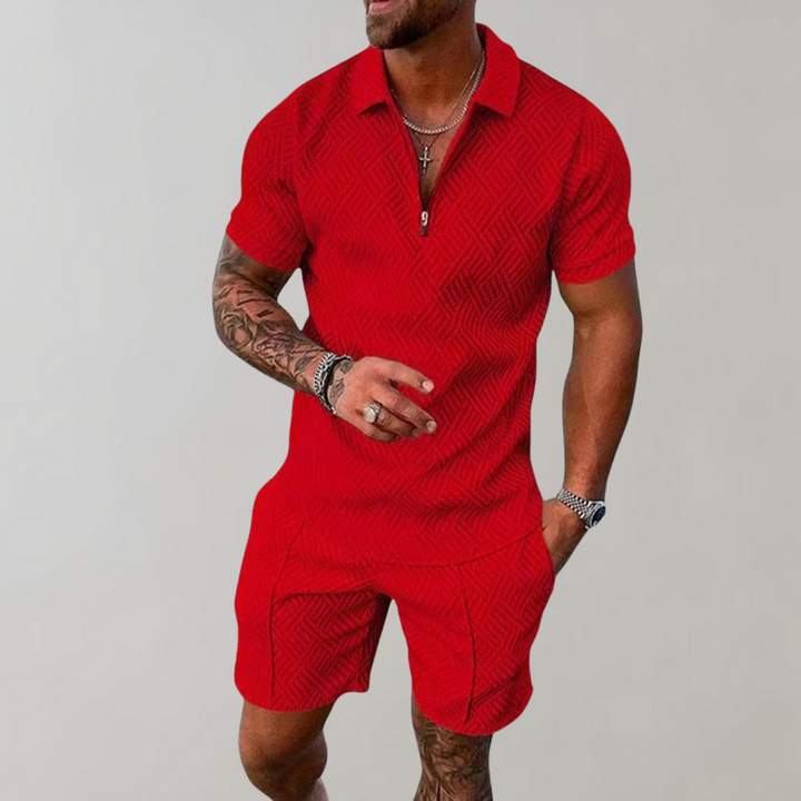 "Stijlvolle heren zomerset met blauwe polo en beige korte broek, ideaal voor warme dagen en casual uitjes"
