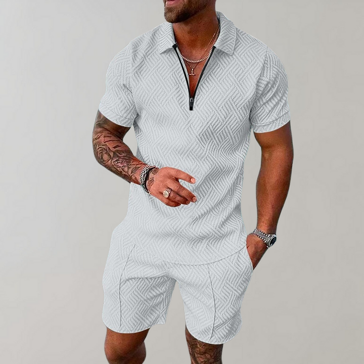 "Stijlvolle heren zomerset met blauwe polo en beige korte broek, ideaal voor warme dagen en casual uitjes"