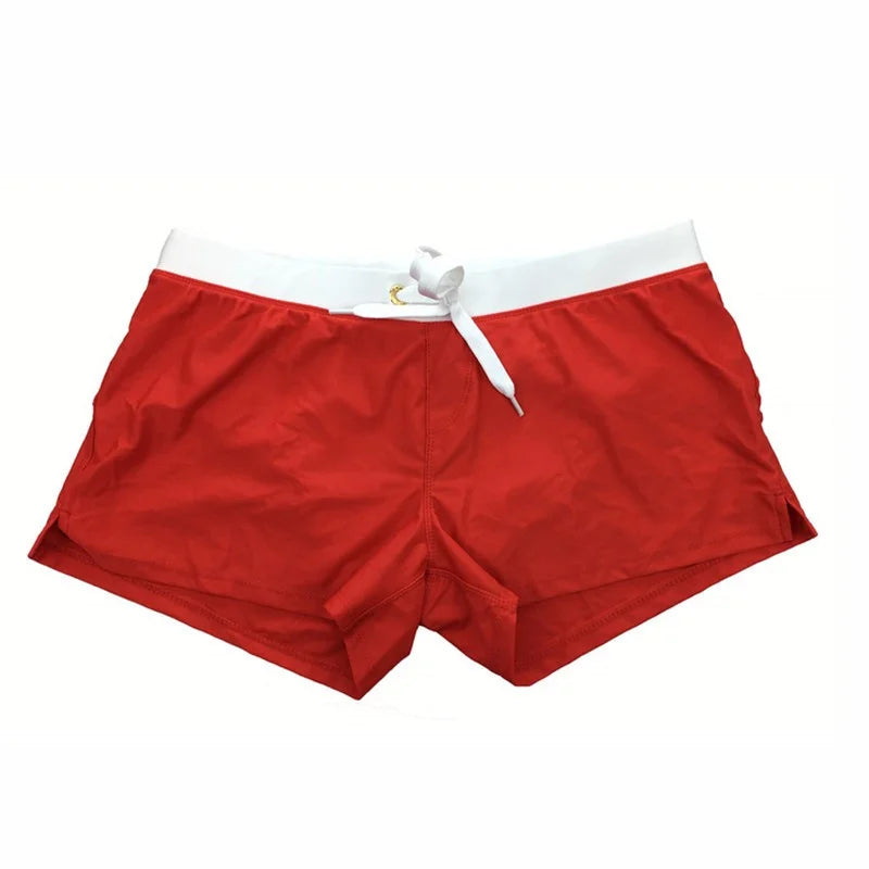 "Stijlvolle heren zwembroek met verstelbare taille, moderne look, zijsplitten en trekkoord, ideaal voor strand en zwembad."