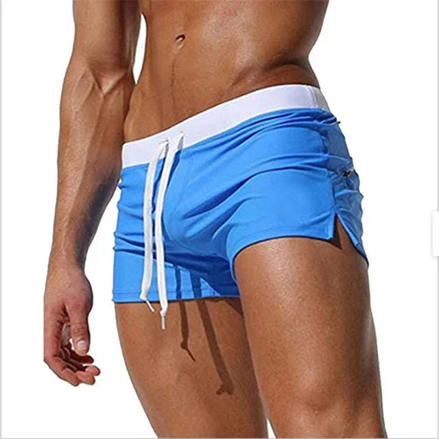 "Stijlvolle heren zwembroek met verstelbare taille, moderne look, zijsplitten en trekkoord, ideaal voor strand en zwembad."