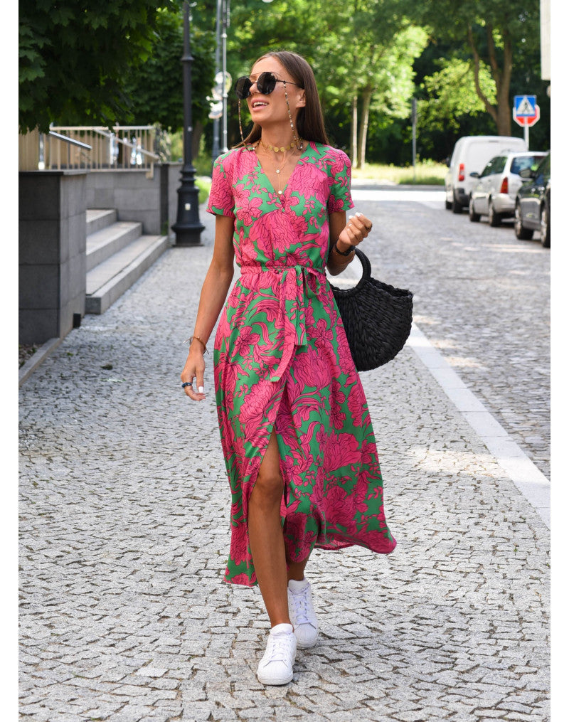 "Stijlvolle Jade Maxi Jurk met frisse bloemenprint, diepe V-hals en hoge split, ideaal voor zomerse dagen."