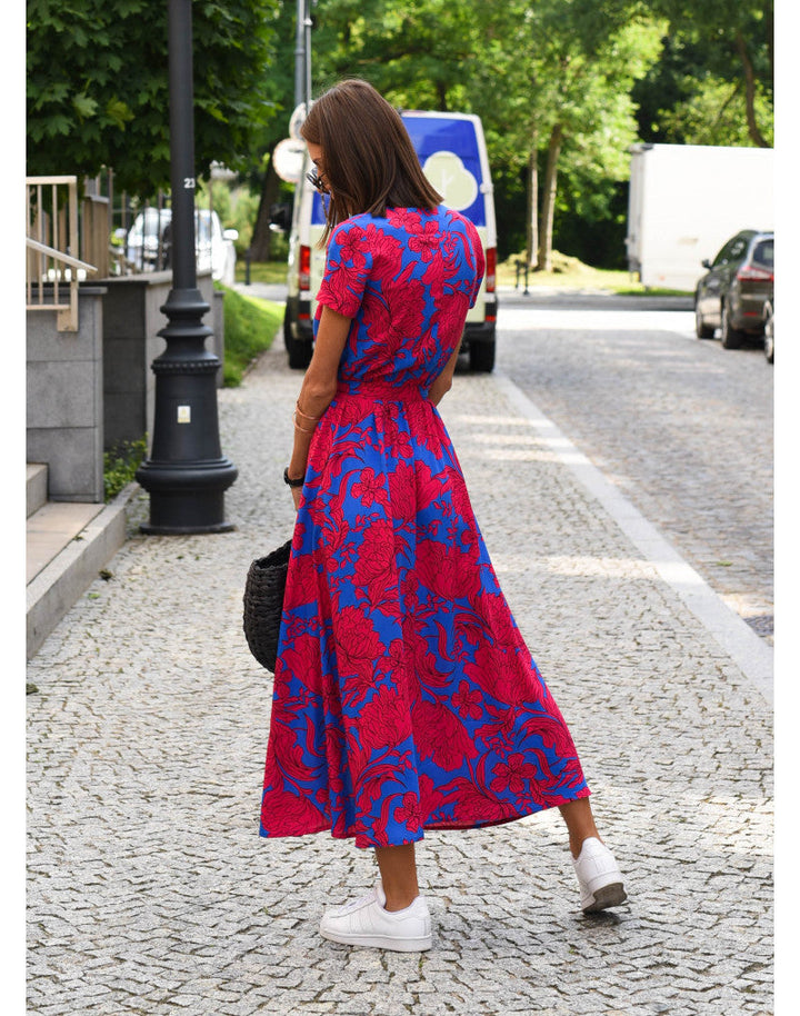 "Stijlvolle Jade Maxi Jurk met frisse bloemenprint, diepe V-hals en hoge split, ideaal voor zomerse dagen."
