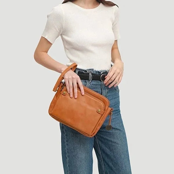 "Stijlvolle leren crossbody schoudertas met verstelbare riem in elegante kleur en ruime opbergruimte voor dames."