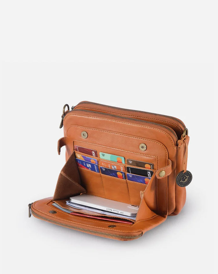 "Stijlvolle leren crossbody schoudertas met verstelbare riem in elegante kleur en ruime opbergruimte voor dames."