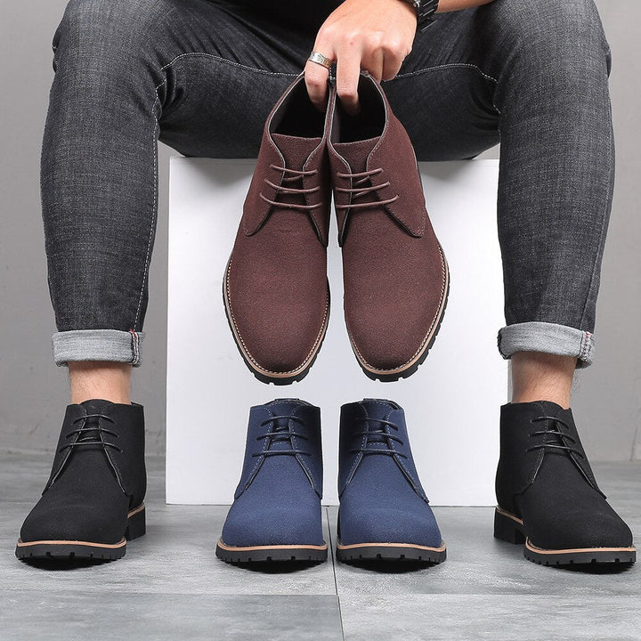 "Stijlvolle leren herenenkellaarzen van koe suède, slip-on ontwerp, elegante uitstraling, ideaal voor casual lente-outfits."