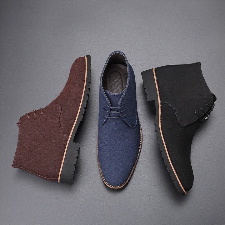 "Stijlvolle leren herenenkellaarzen van koe suède, slip-on ontwerp, elegante uitstraling, ideaal voor casual lente-outfits."