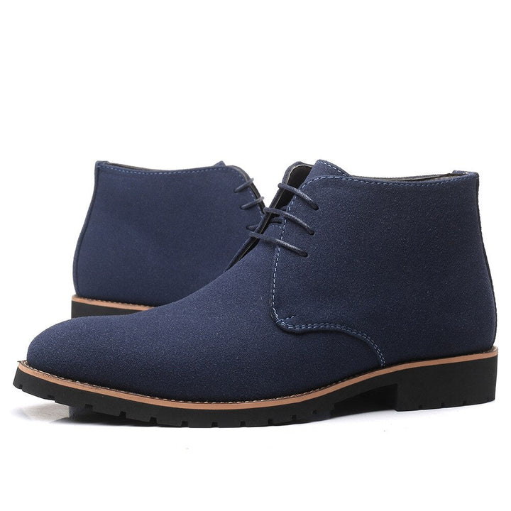 "Stijlvolle leren herenenkellaarzen van koe suède, slip-on ontwerp, elegante uitstraling, ideaal voor casual lente-outfits."