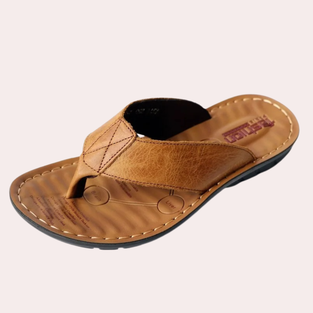 "Stijlvolle leren zomerslipper voor heren met ergonomisch voetbed en duurzame grip, ideaal voor comfort en warme dagen."