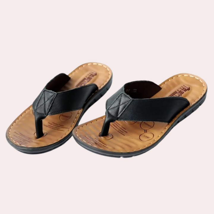 "Stijlvolle leren zomerslipper voor heren met ergonomisch voetbed en duurzame grip, ideaal voor comfort en warme dagen."