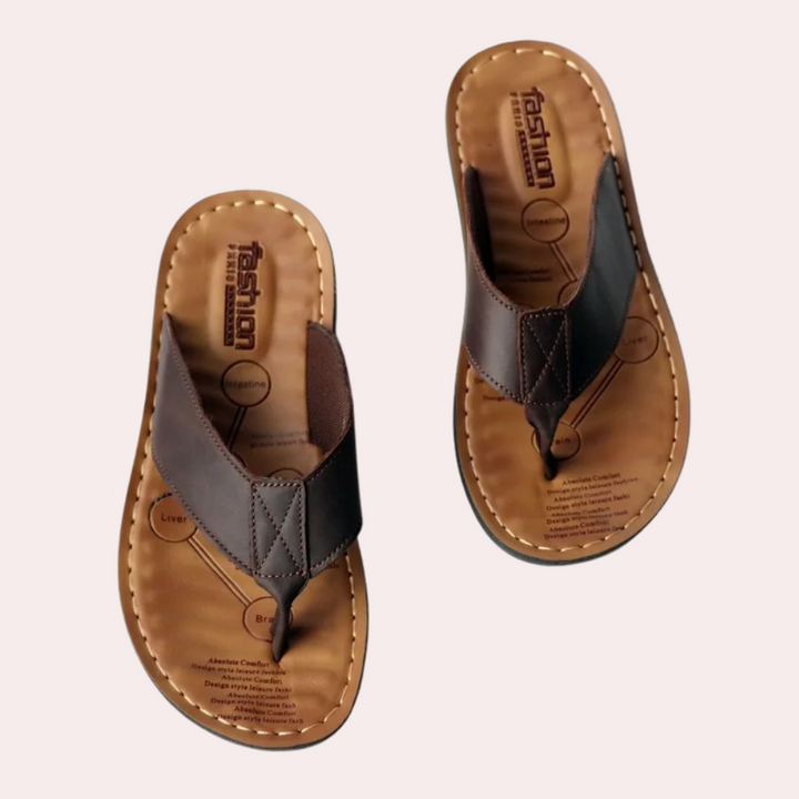 "Stijlvolle leren zomerslipper voor heren met ergonomisch voetbed en duurzame grip, ideaal voor comfort en warme dagen."