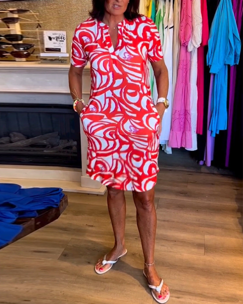 "Stijlvolle mini jurk met korte mouwen en abstracte rood-witte print, ideaal voor zomerse casual gelegenheden."