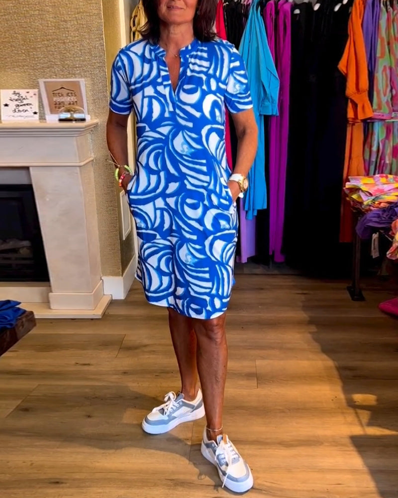 "Stijlvolle mini jurk met korte mouwen en abstracte rood-witte print, ideaal voor zomerse casual gelegenheden."