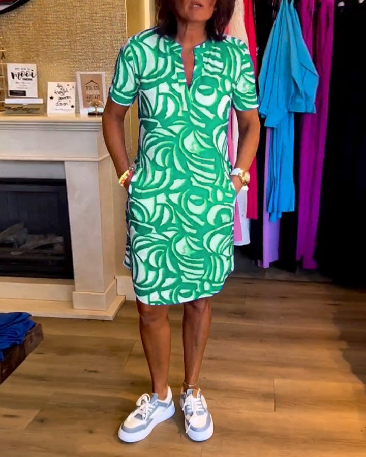 "Stijlvolle mini jurk met korte mouwen en abstracte rood-witte print, ideaal voor zomerse casual gelegenheden."