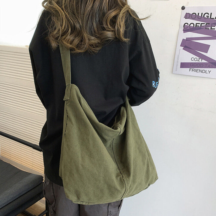 "Stijlvolle oversize canvas schoudertas voor dames, duurzaam, met comfortabele band, perfect voor dagelijks gebruik."