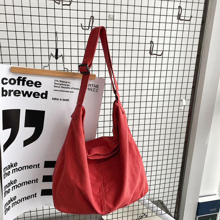 "Stijlvolle oversize canvas schoudertas voor dames, duurzaam, met comfortabele band, perfect voor dagelijks gebruik."