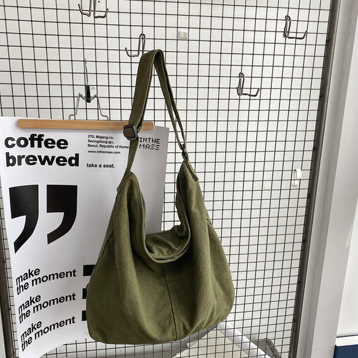 "Stijlvolle oversize canvas schoudertas voor dames, duurzaam, met comfortabele band, perfect voor dagelijks gebruik."