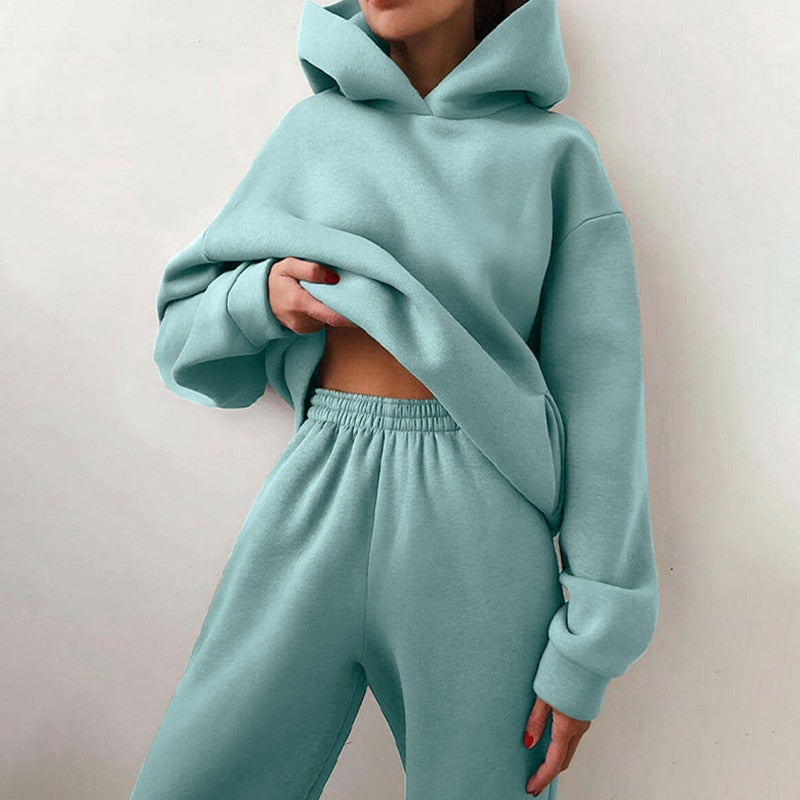 "Stijlvolle oversized joggingset voor vrouwen, ruime top en broek in neutrale kleuren voor ultiem comfort en beweging."