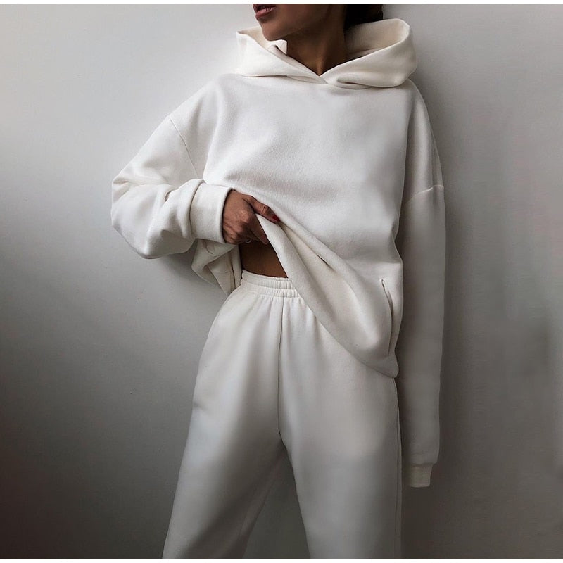 "Stijlvolle oversized joggingset voor vrouwen, ruime top en broek in neutrale kleuren voor ultiem comfort en beweging."