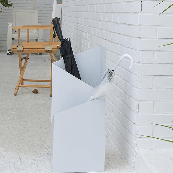 "Stijlvolle parapluhouder met lekbak in strakke geometrische Scandinavische stijl, met metalen afwerking voor entree."
