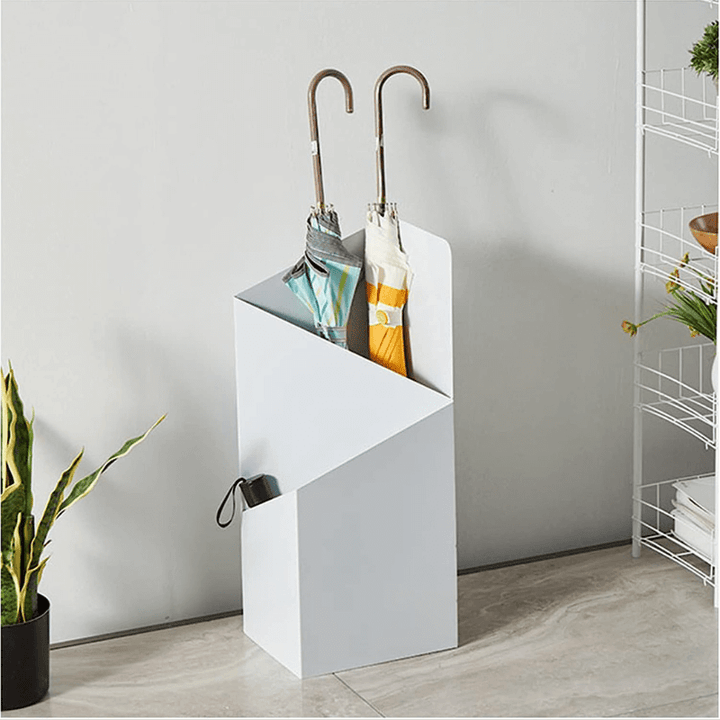 "Stijlvolle parapluhouder met lekbak in strakke geometrische Scandinavische stijl, met metalen afwerking voor entree."