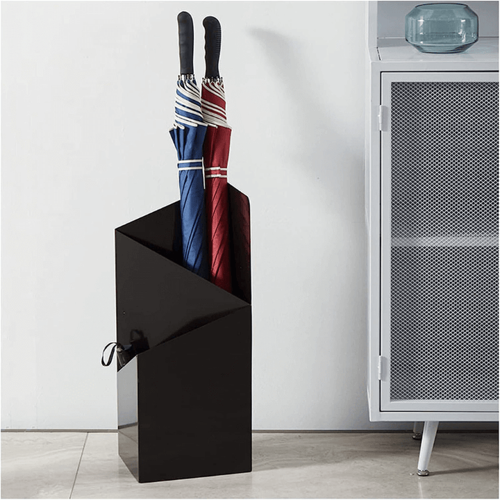 "Stijlvolle parapluhouder met lekbak in strakke geometrische Scandinavische stijl, met metalen afwerking voor entree."