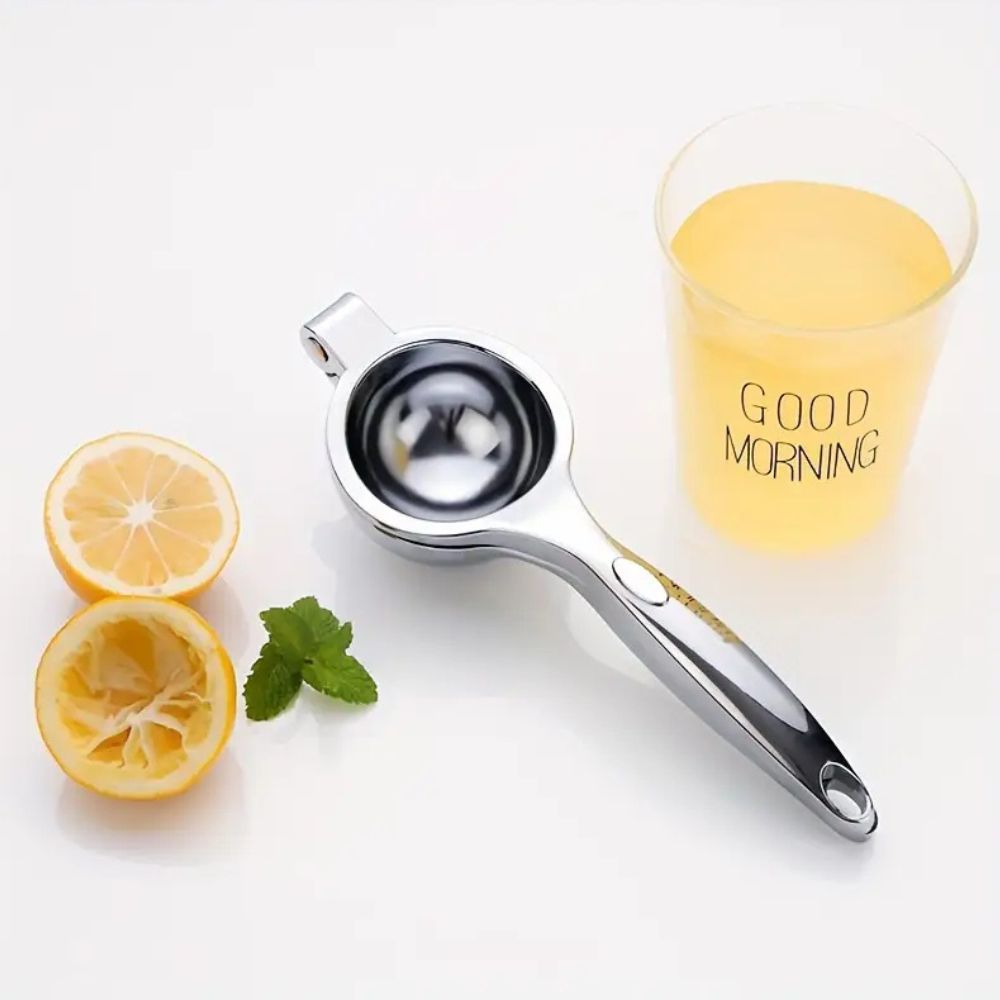 "Stijlvolle roestvrijstalen citruspers met ergonomisch handvat voor efficiënt sap persen, zilverkleurig en robuust ontwerp."