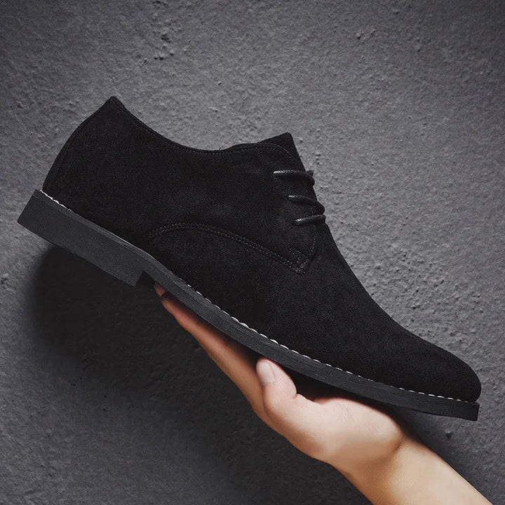 "Stijlvolle suède Oxford heren schoenen voor formele en casual gelegenheden, met duurzaam vegan materiaal en comfortzolen."
