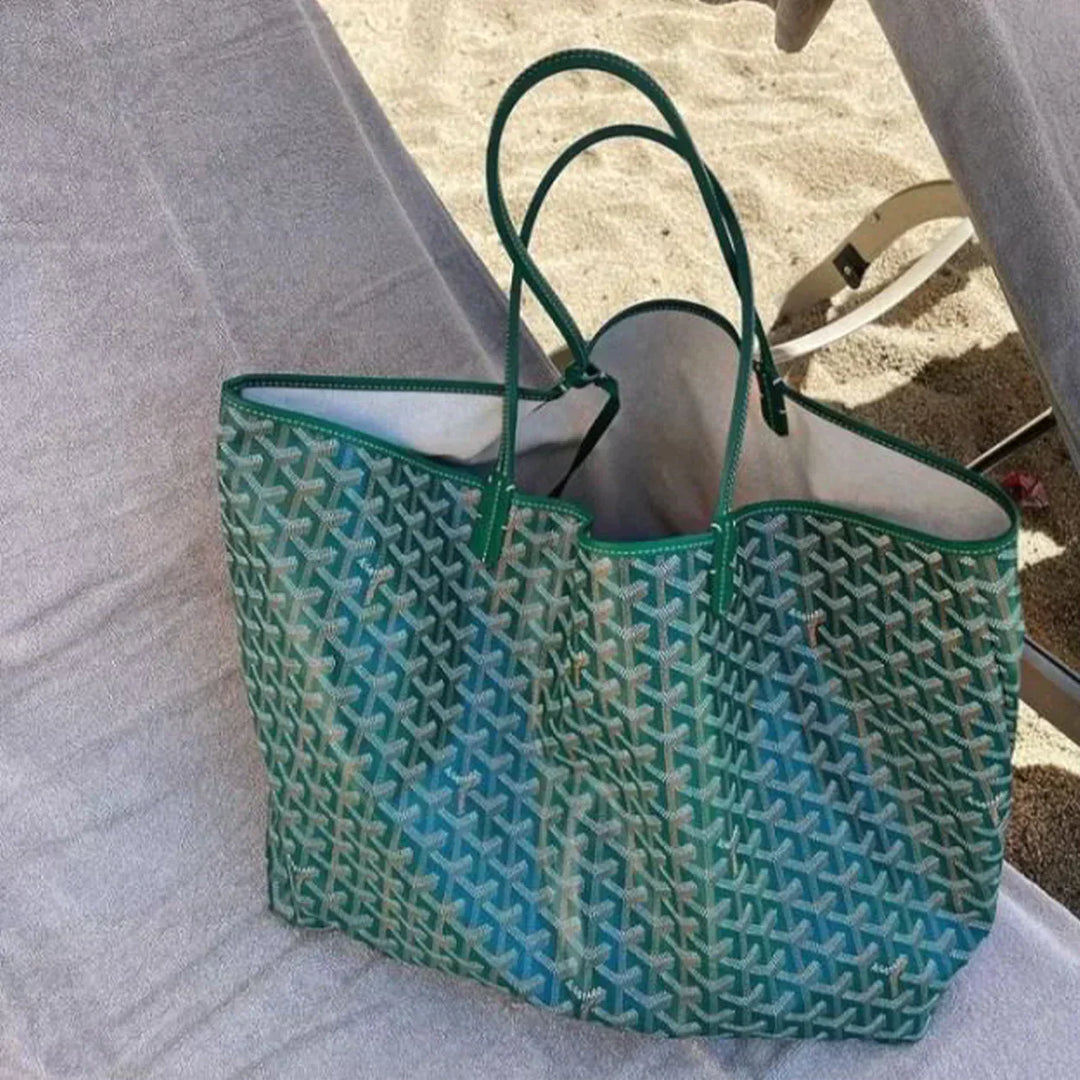 "Stijlvolle tas met strakke lijnen en verfijnde details, geschikt voor elke outfit. Beschikbaar in meerdere kleuren."