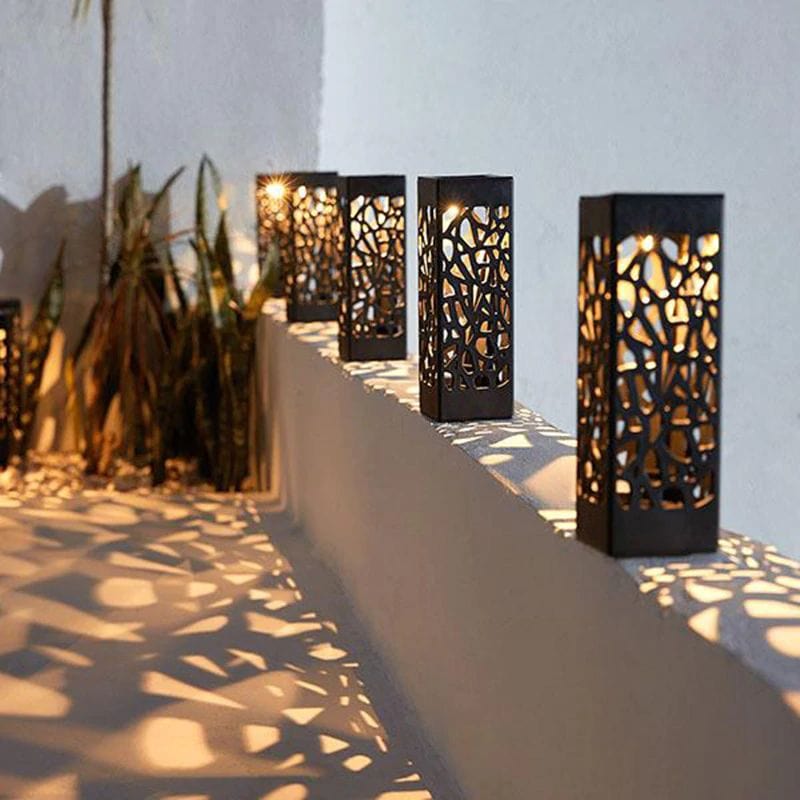 "Stijlvolle tuinlamp op zonne-energie, weerbestendig ontwerp, warme sfeerverlichting voor tuin zonder kabels."