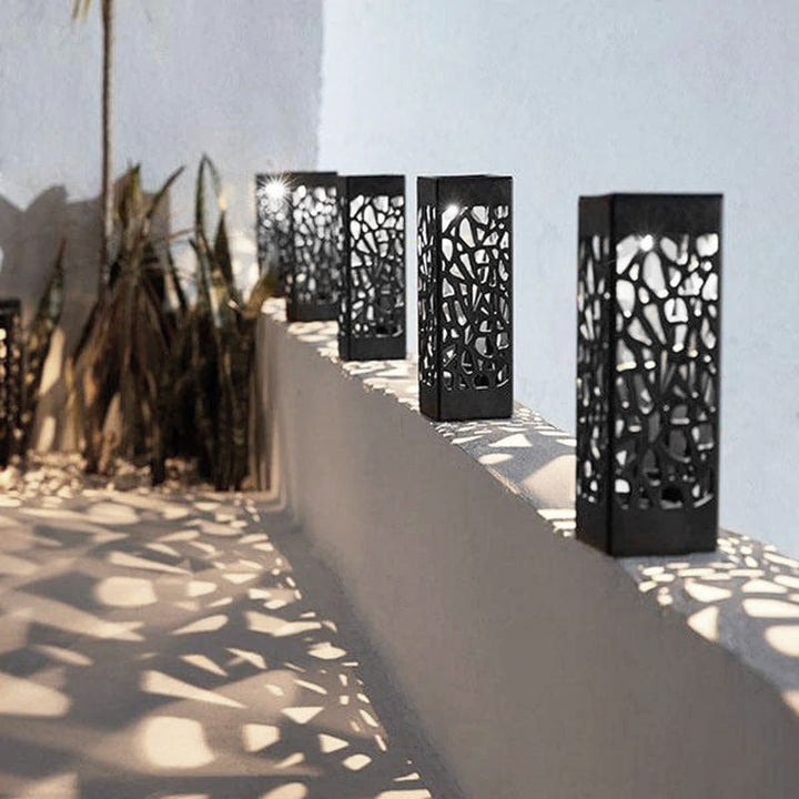 "Stijlvolle tuinlamp op zonne-energie, weerbestendig ontwerp, warme sfeerverlichting voor tuin zonder kabels."