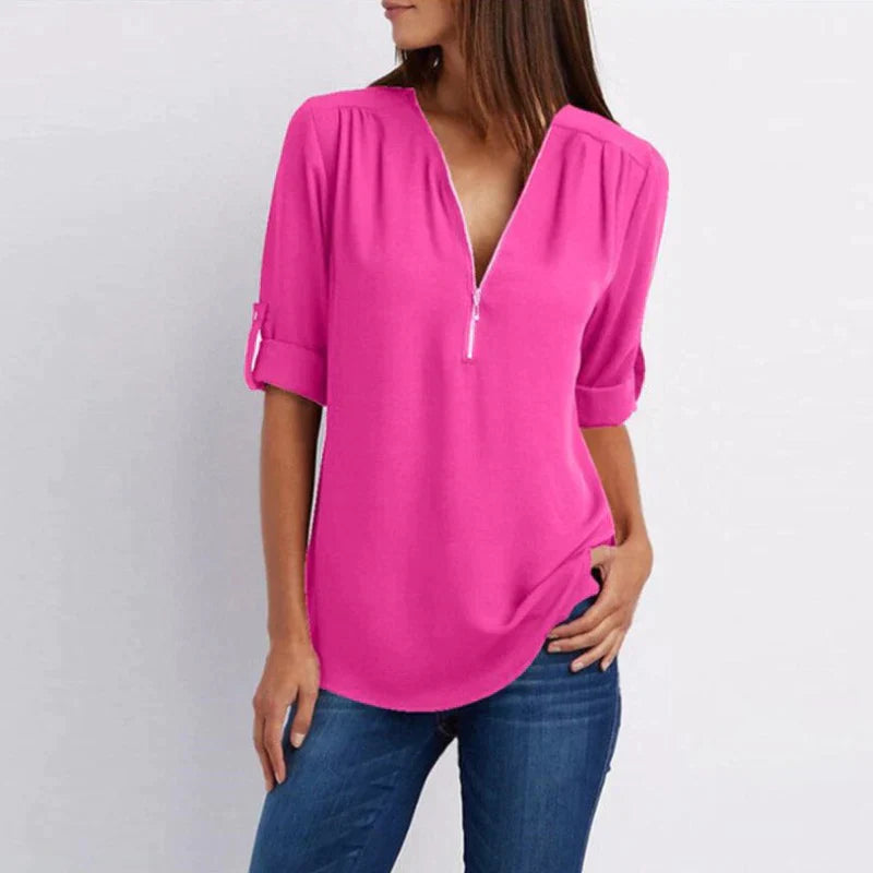 Stijlvolle Vera damesblouse met V-hals en rits in blauw, perfect voor diverse outfits en gelegenheden.