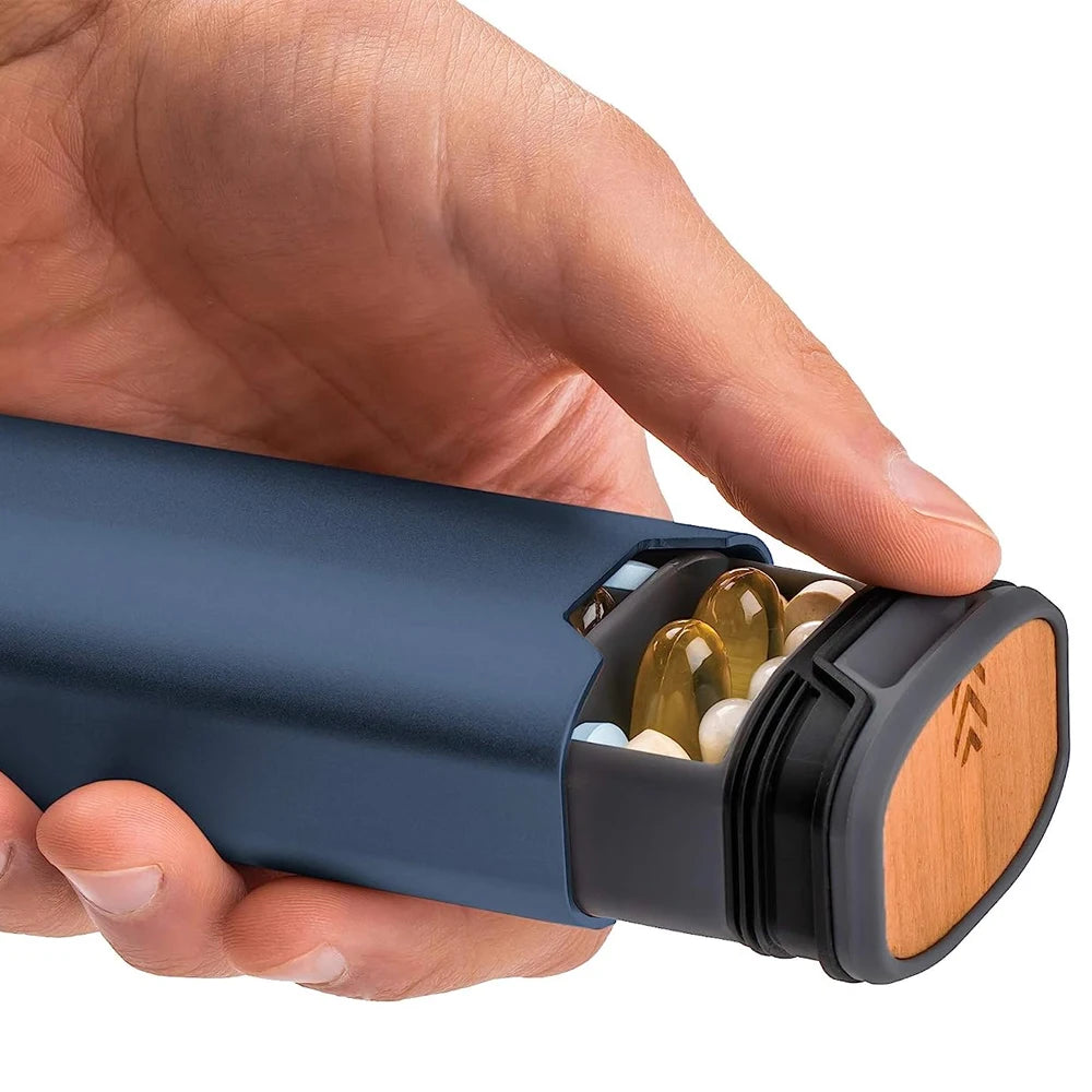 "Stijlvolle wekelijkse pillendoos van hout en aluminium met 7 vakken, ideaal voor georganiseerde medicijnroutine."