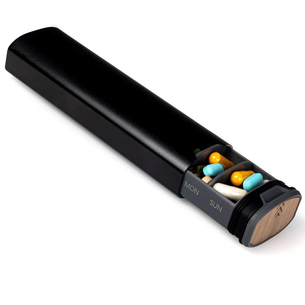 "Stijlvolle wekelijkse pillendoos van hout en aluminium met 7 vakken, ideaal voor georganiseerde medicijnroutine."